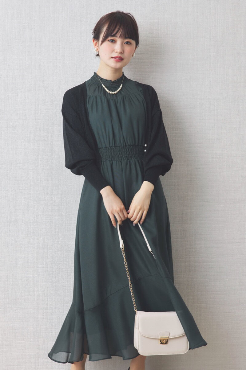 ダークグリーンのハイネックラメシフォンドレス