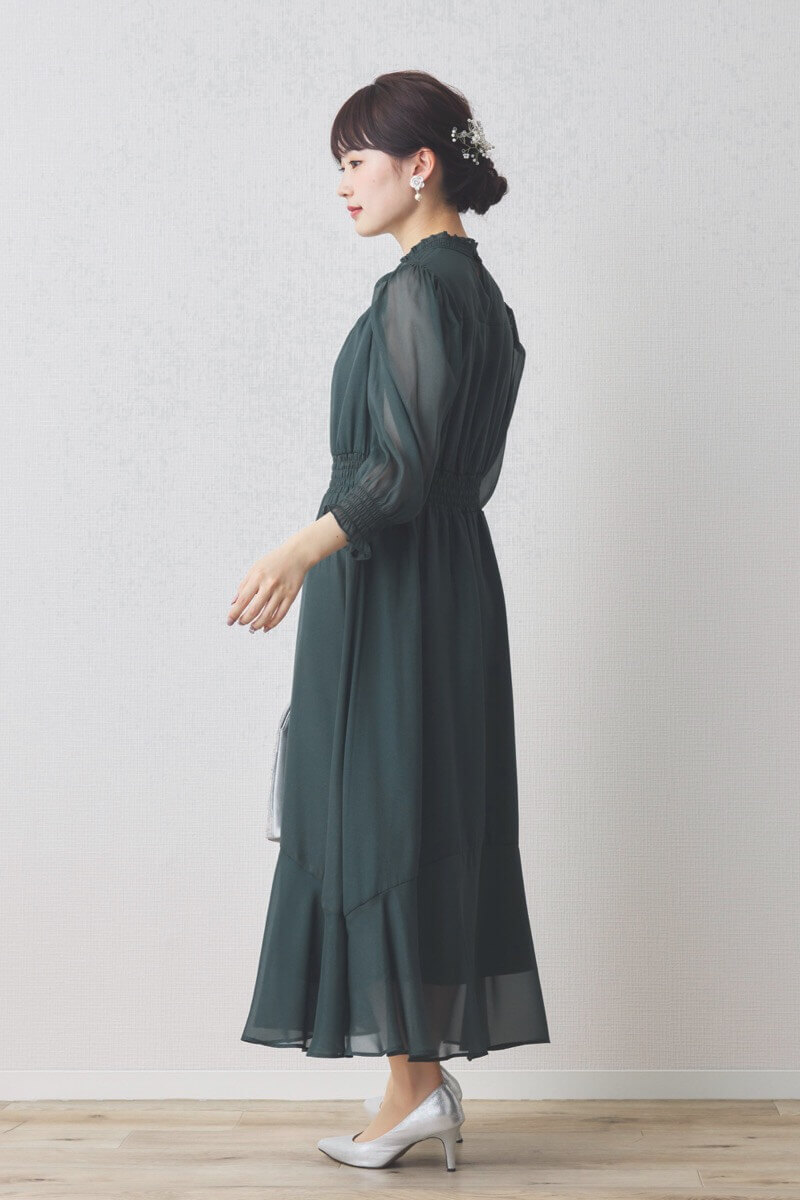 ダークグリーンのハイネックラメシフォンドレス