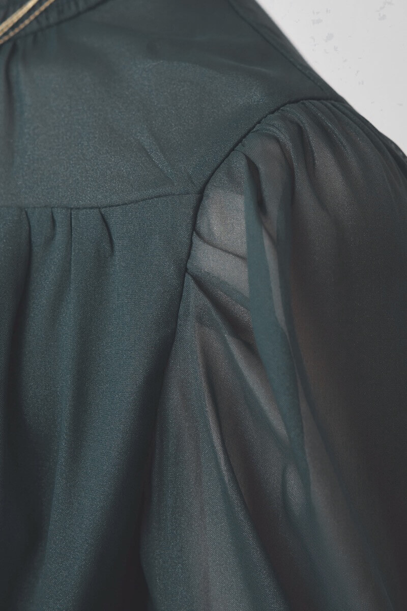 ダークグリーンのハイネックラメシフォンドレス