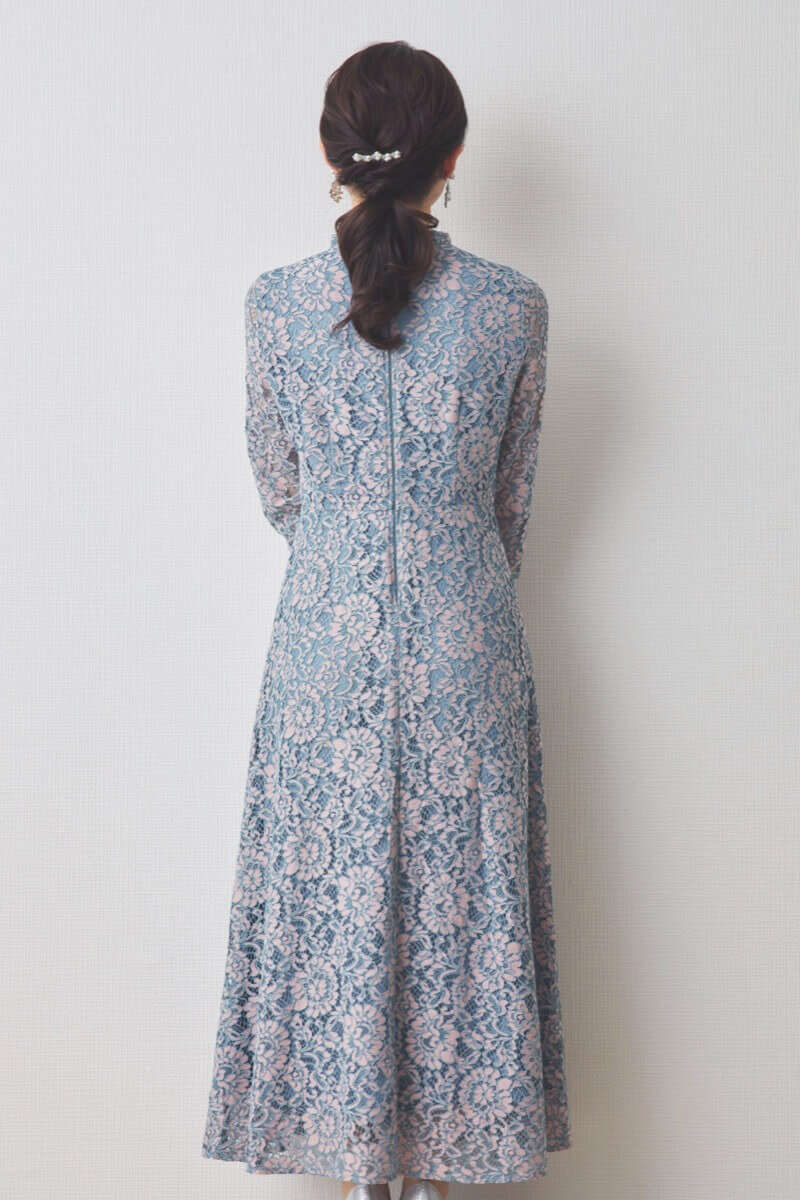 ブルーのミックスレースクラシカルドレス