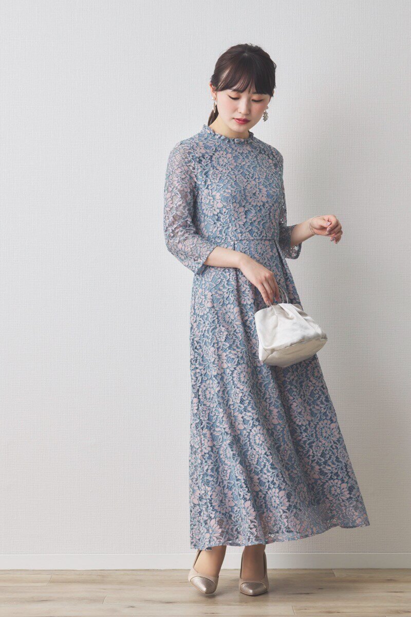 ブルーのミックスレースクラシカルドレス