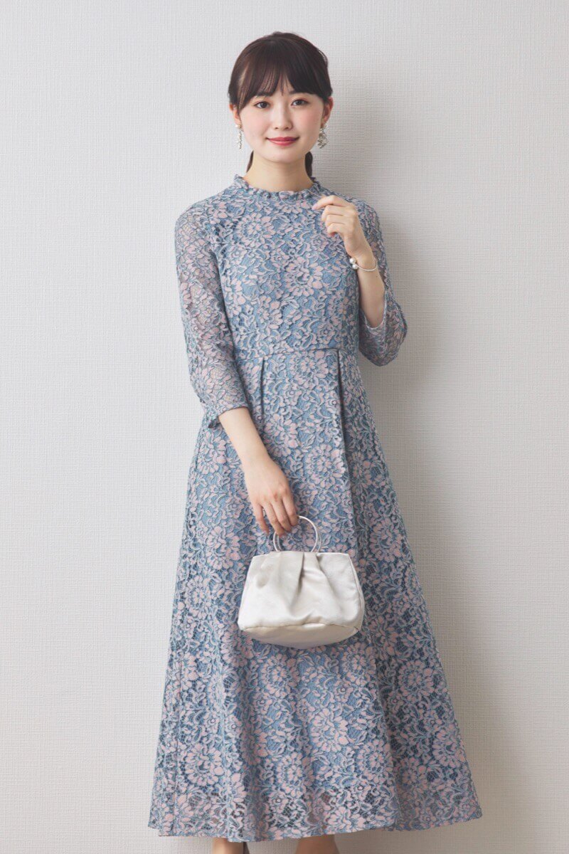 ブルーのミックスレースクラシカルドレス
