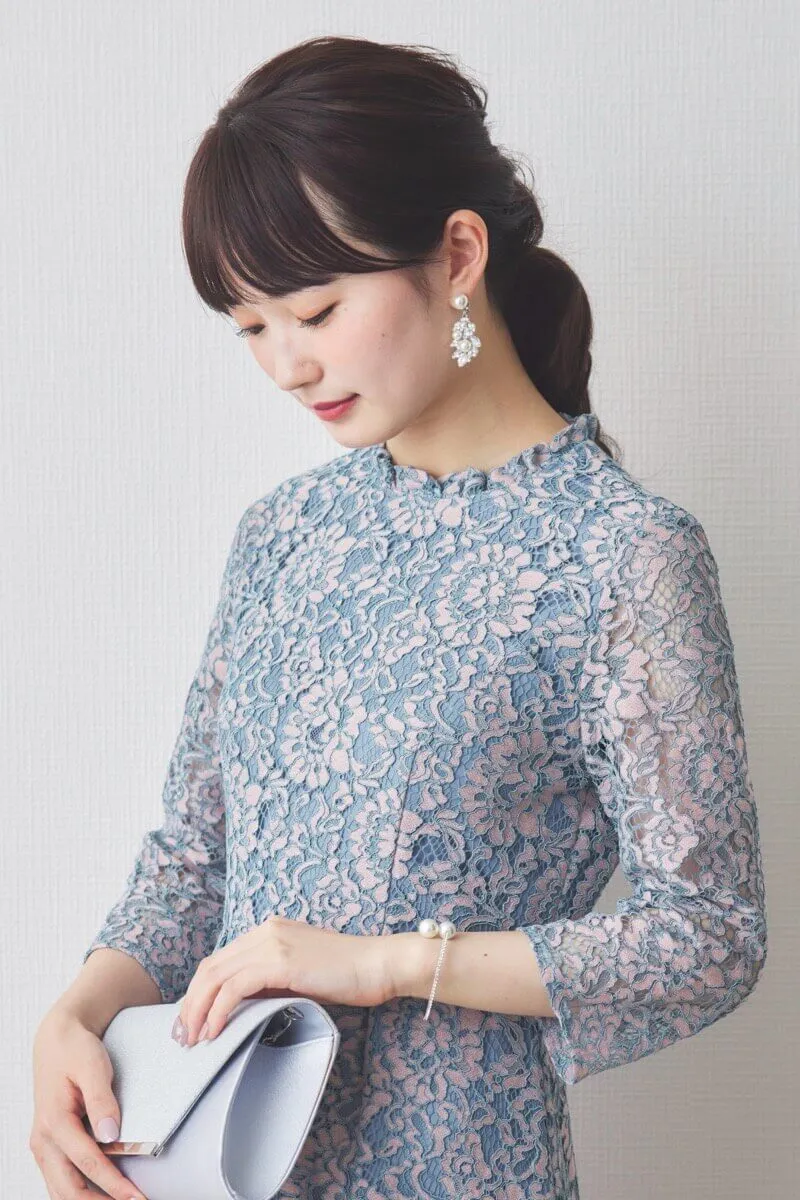 ブルーのミックスレースクラシカルドレス