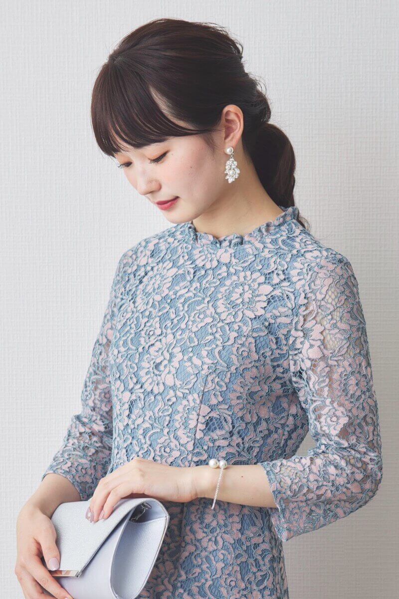 ブルーのミックスレースクラシカルドレス