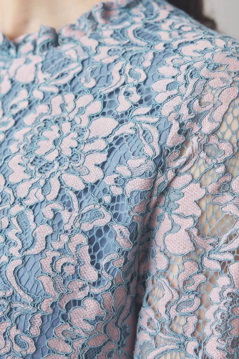 ブルーのミックスレースクラシカルドレス