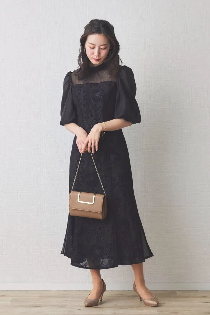 ブラックの花柄オーガンジーパフスリーブドレス