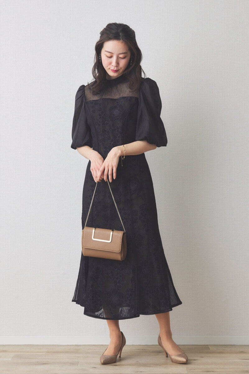 ブラックの花柄オーガンジーパフスリーブドレス