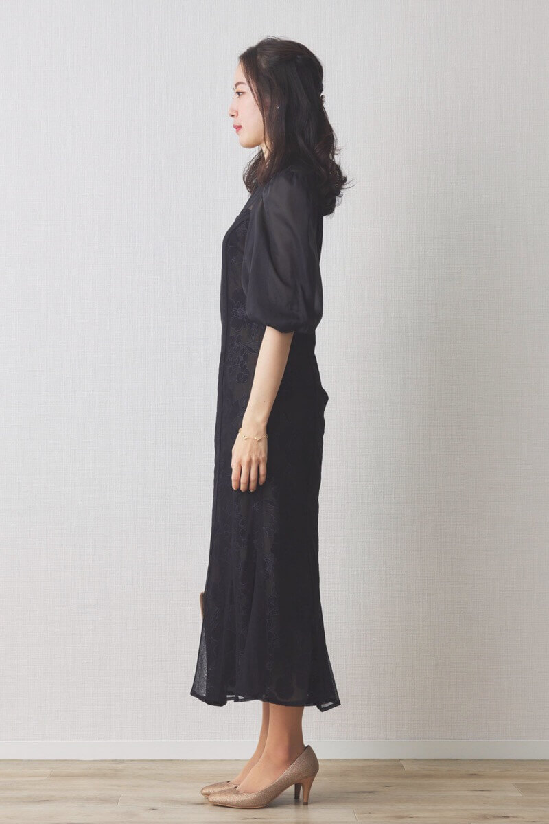 ブラックの花柄オーガンジーパフスリーブドレス