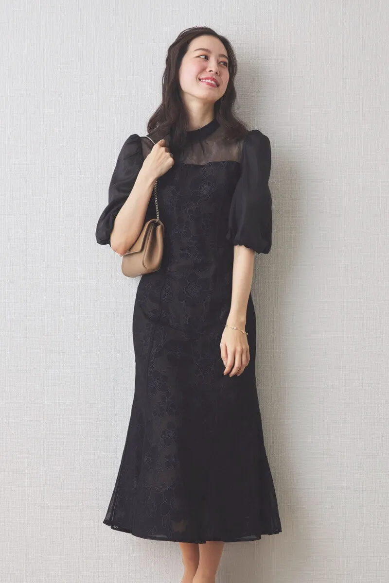 ブラックの花柄オーガンジーパフスリーブドレス