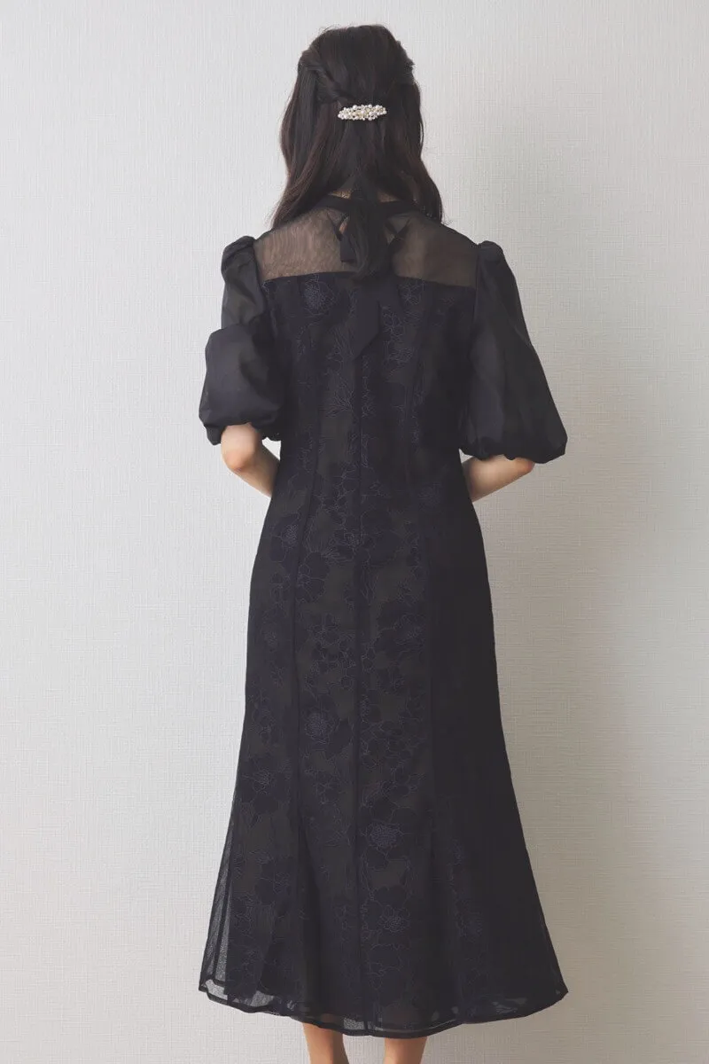 ブラックの花柄オーガンジーパフスリーブドレス