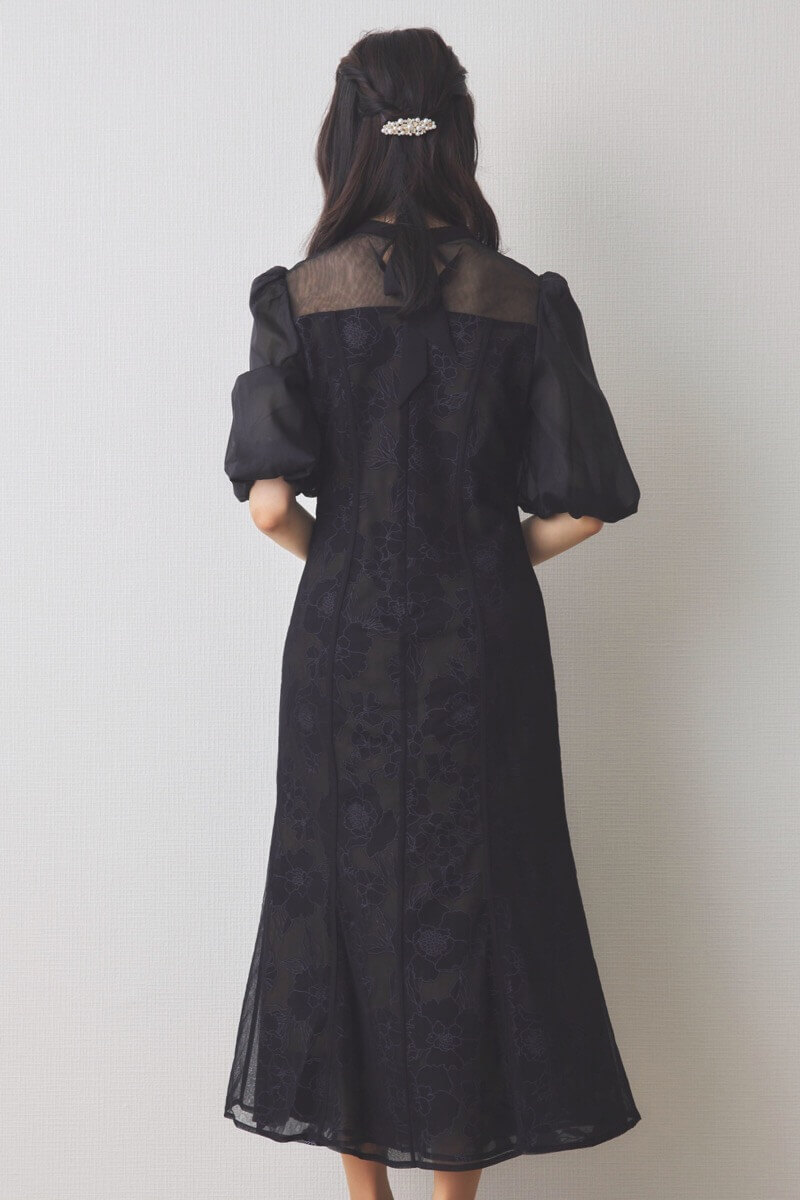 ブラックの花柄オーガンジーパフスリーブドレス