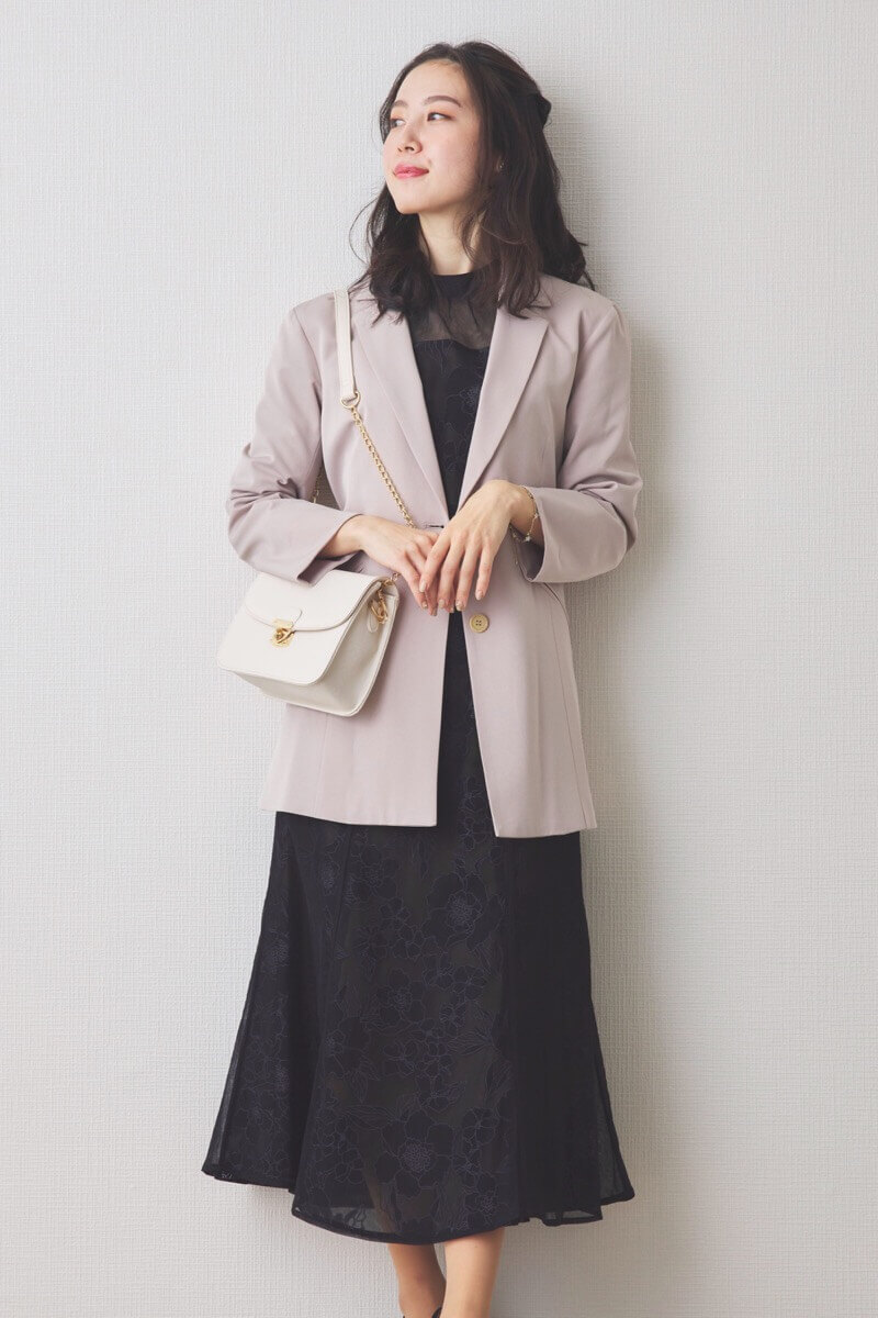 ブラックの花柄オーガンジーパフスリーブドレス