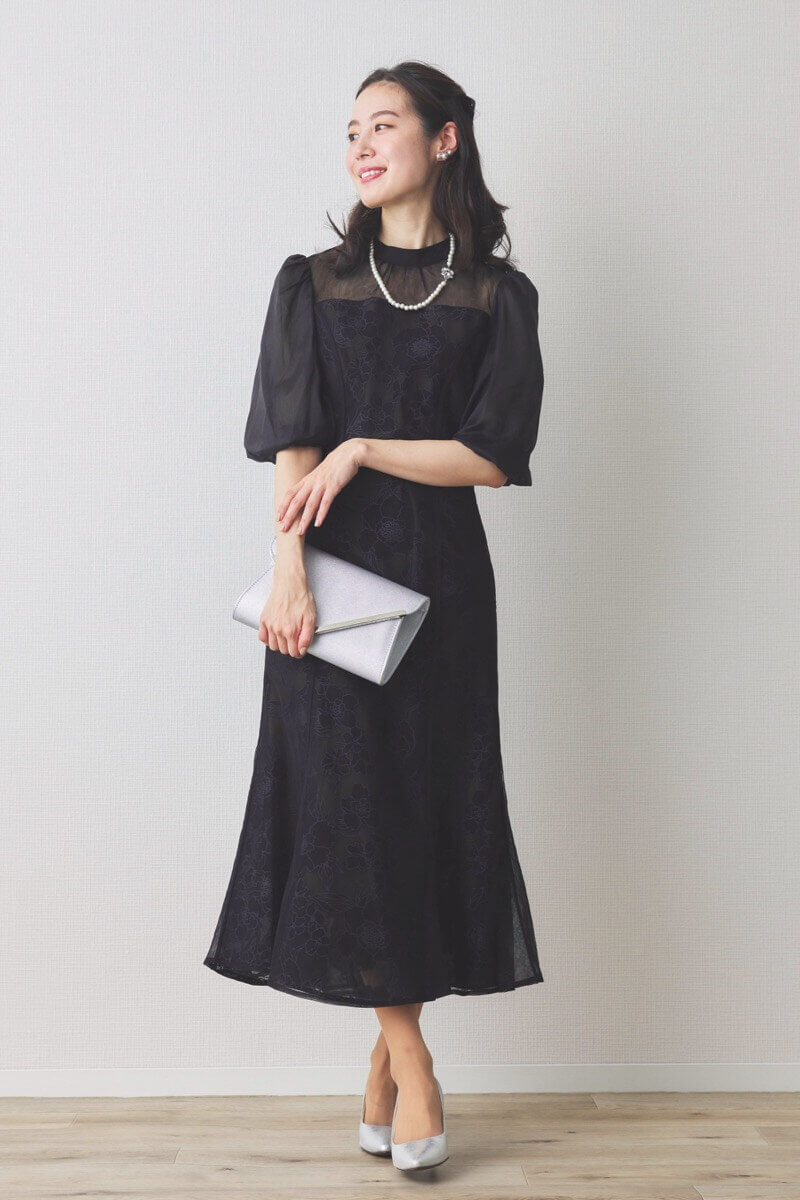 ブラックの花柄オーガンジーパフスリーブドレス