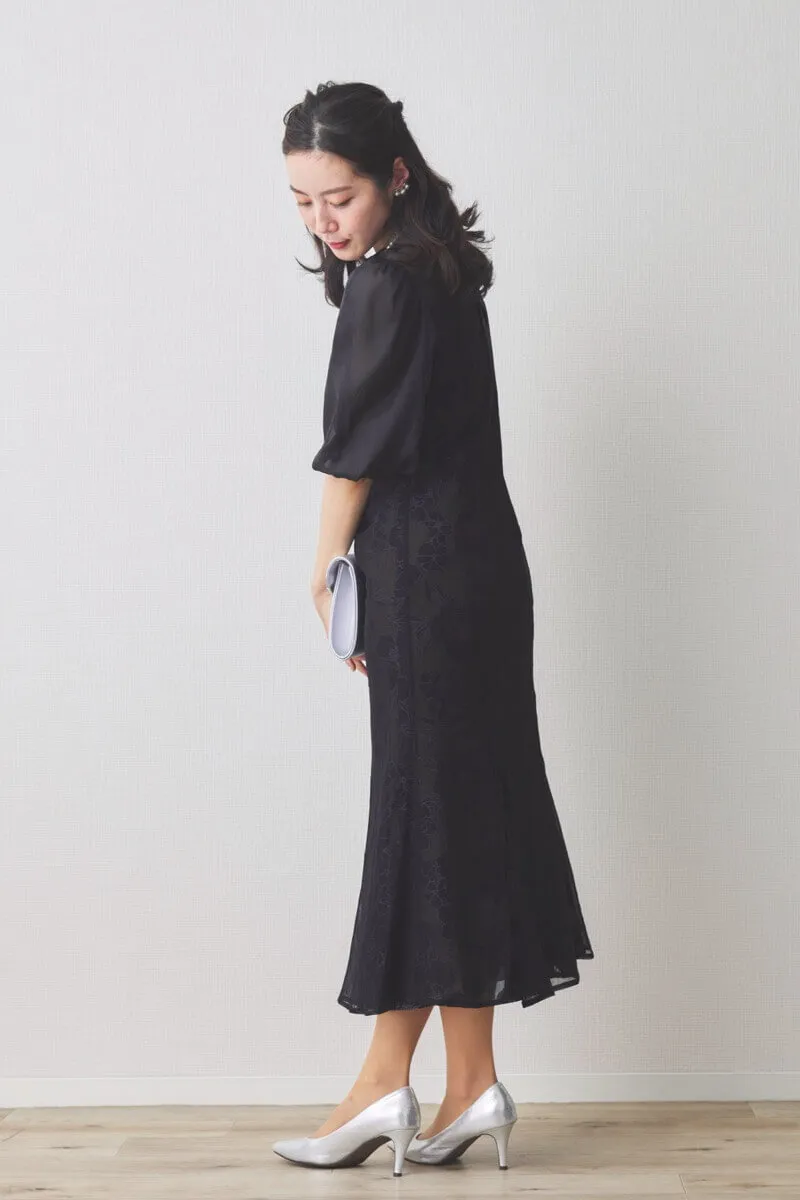 ブラックの花柄オーガンジーパフスリーブドレス