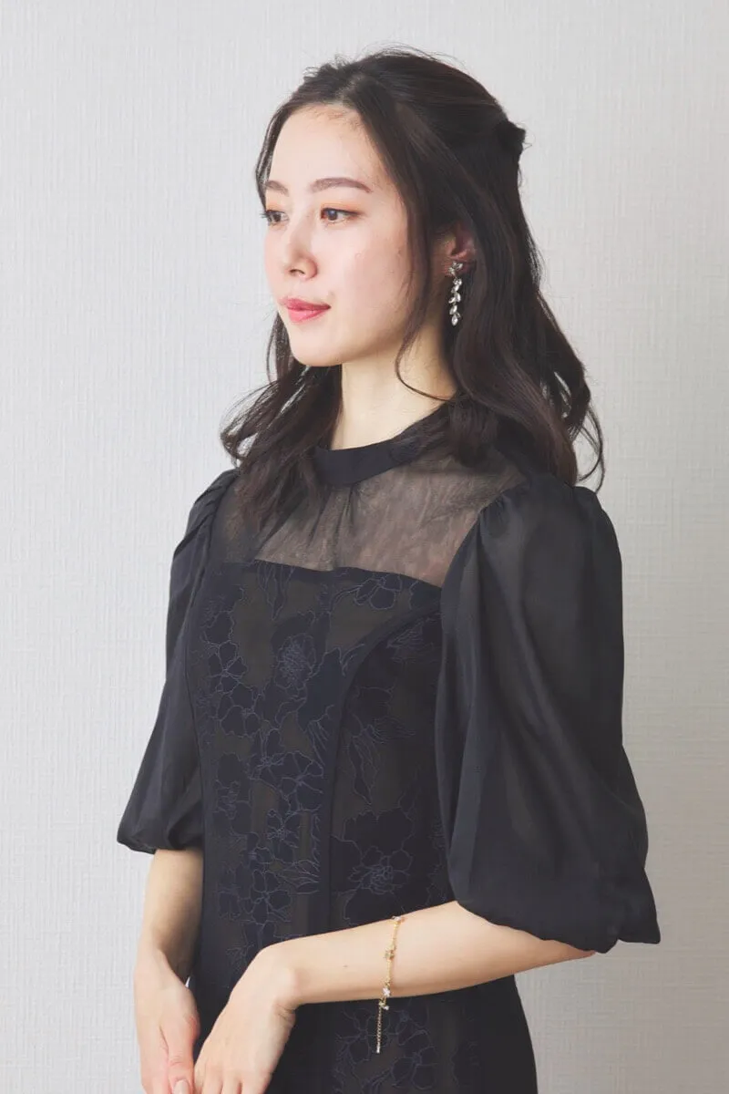 ブラックの花柄オーガンジーパフスリーブドレス