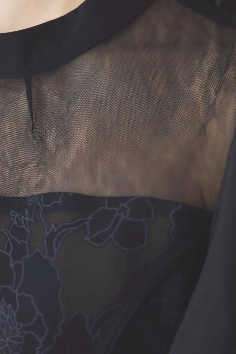 ブラックの花柄オーガンジーパフスリーブドレス