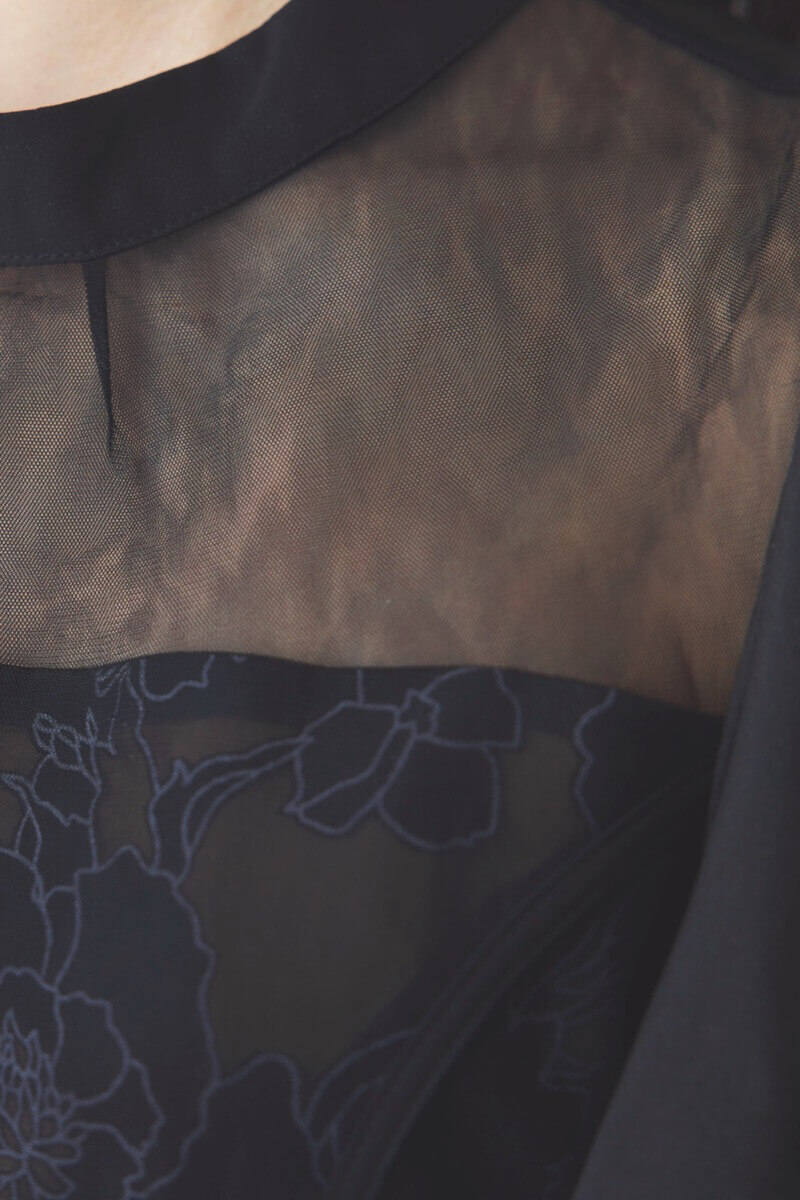 ブラックの花柄オーガンジーパフスリーブドレス