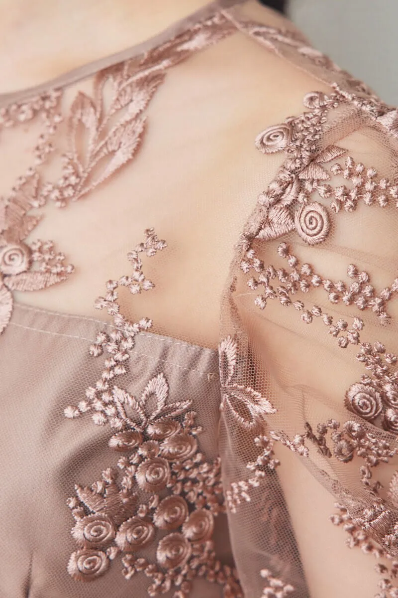 モカの花柄刺繍ミディ丈ドレス