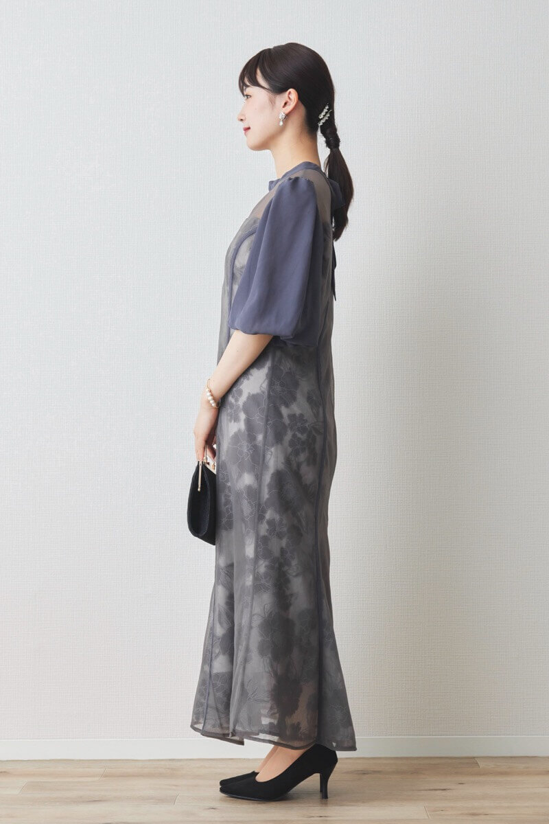 ブルーの花柄オーガンジーパフスリーブドレス