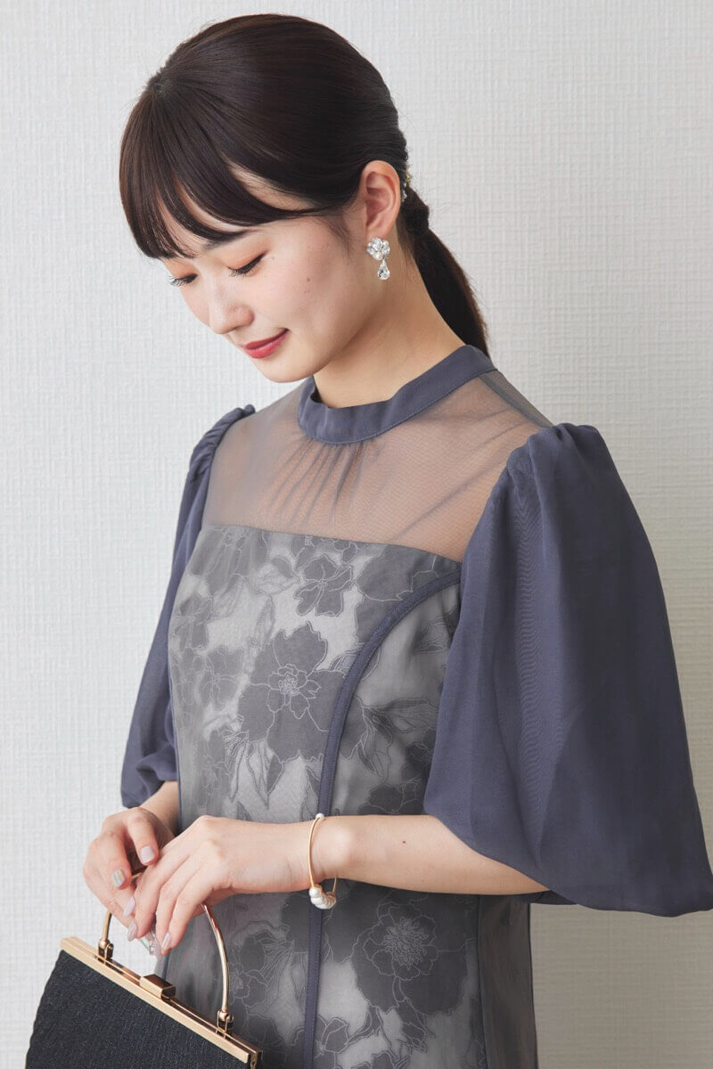 ブルーの花柄オーガンジーパフスリーブドレス