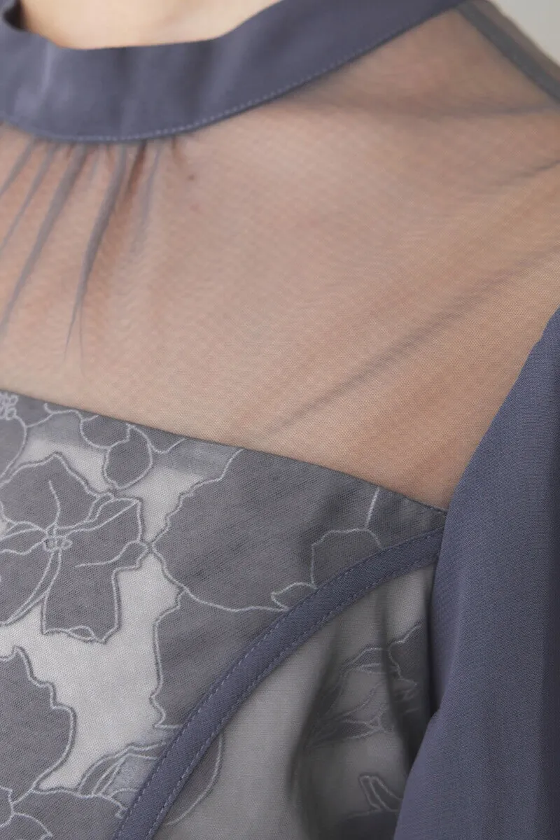 ブルーの花柄オーガンジーパフスリーブドレス