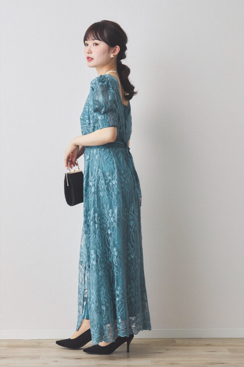 ブルーのレイヤードシャイニーグラスドレス