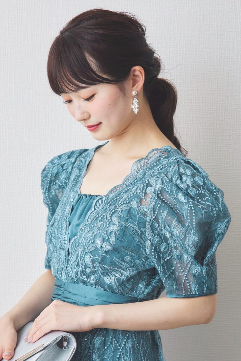 ブルーのレイヤードシャイニーグラスドレス