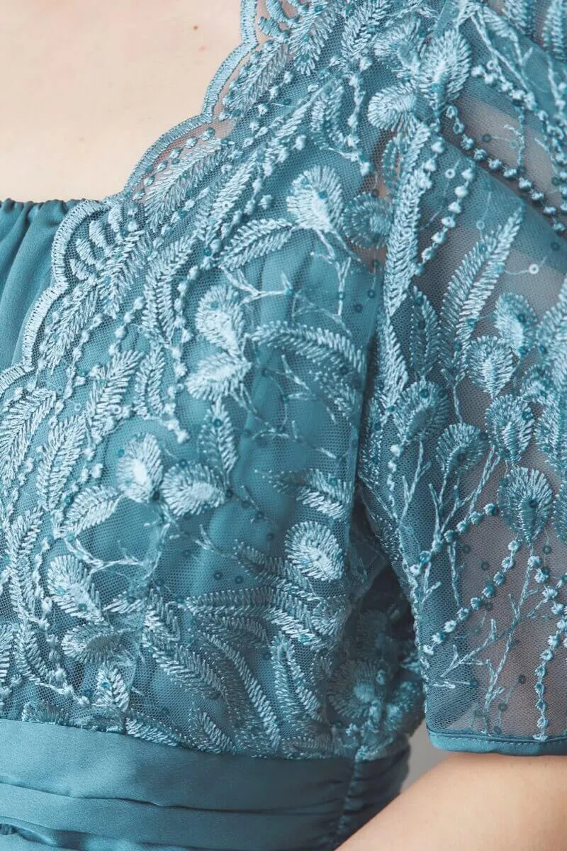 ブルーのレイヤードシャイニーグラスドレス