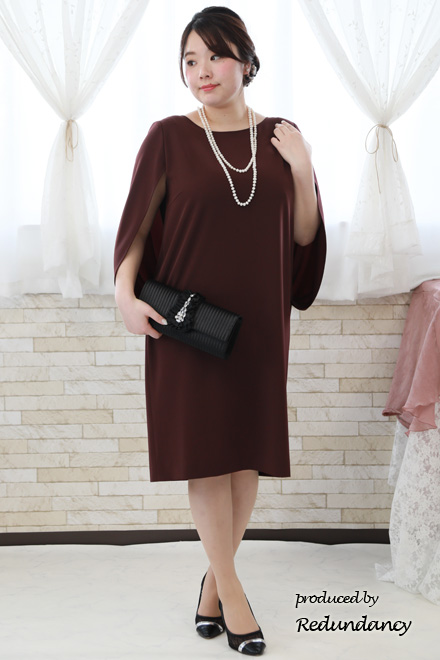 ワインレッドのケープスリーブドレス