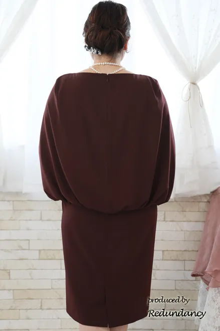 ワインレッドのケープスリーブドレス