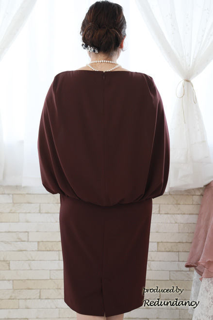 ワインレッドのケープスリーブドレス