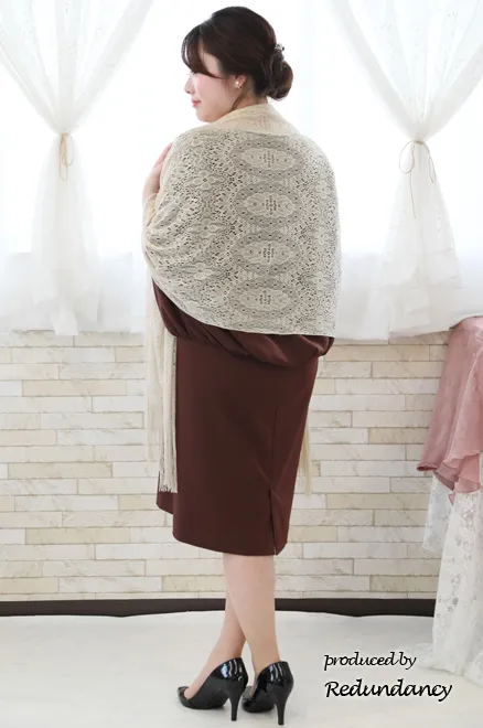 ワインレッドのケープスリーブドレス