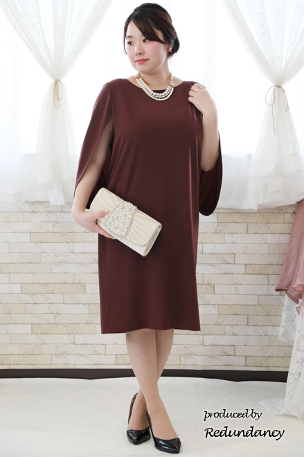 ワインレッドのケープスリーブドレス