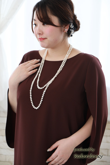 ワインレッドのケープスリーブドレス