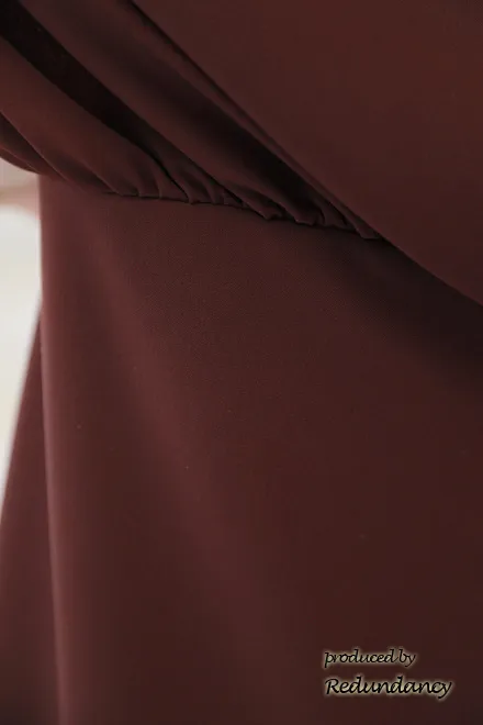 ワインレッドのケープスリーブドレス