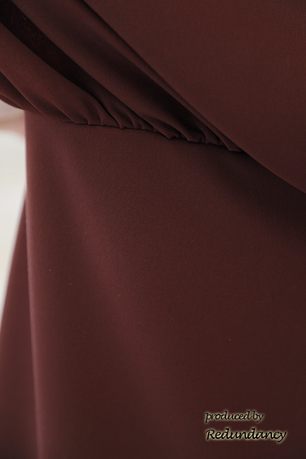 ワインレッドのケープスリーブドレス