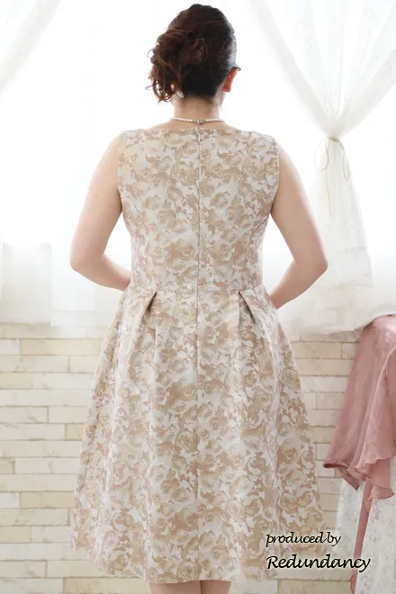 ゴールドの花柄タック入りノースリーブドレス
