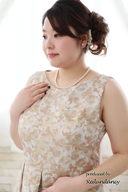 ゴールドの花柄タック入りノースリーブドレス