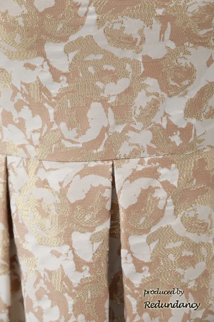 ゴールドの花柄タック入りノースリーブドレス