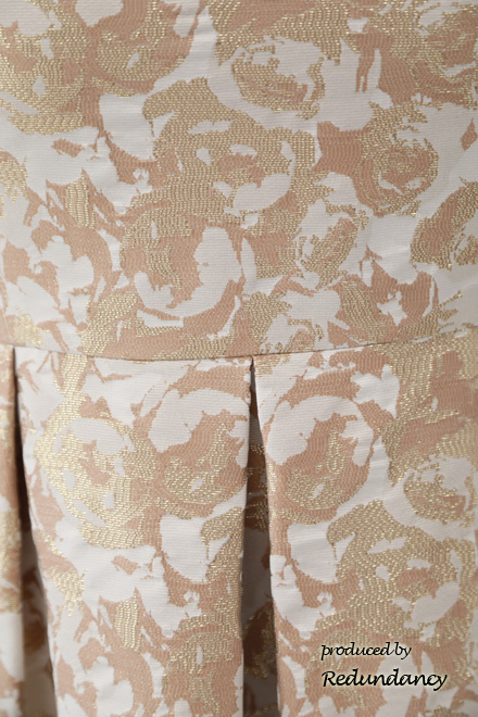 ゴールドの花柄タック入りノースリーブドレス