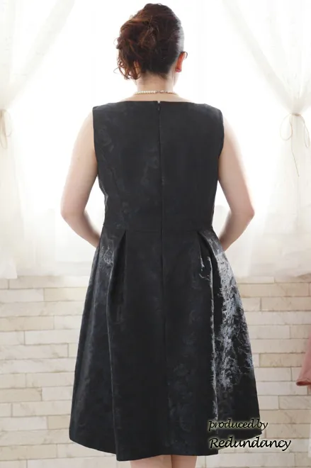 ネイビーの花柄タック入りノースリーブドレス