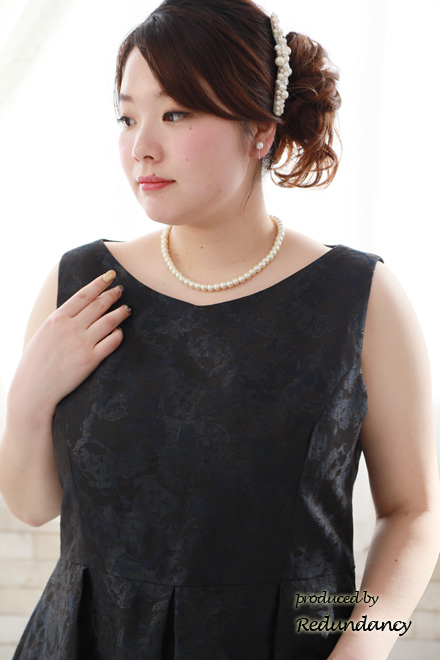 ネイビーの花柄タック入りノースリーブドレス