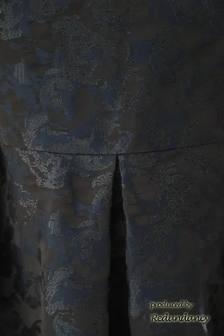 ネイビーの花柄タック入りノースリーブドレス