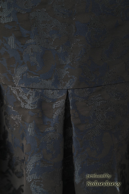 ネイビーの花柄タック入りノースリーブドレス