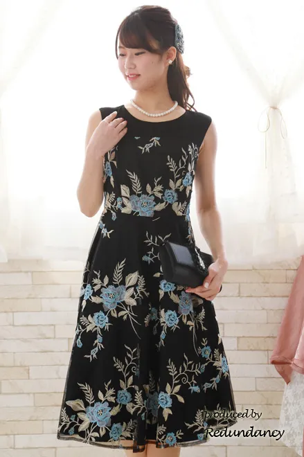 ブラックの花柄刺繍チュールドレス