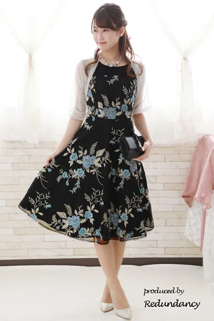 ブラックの花柄刺繍チュールドレス