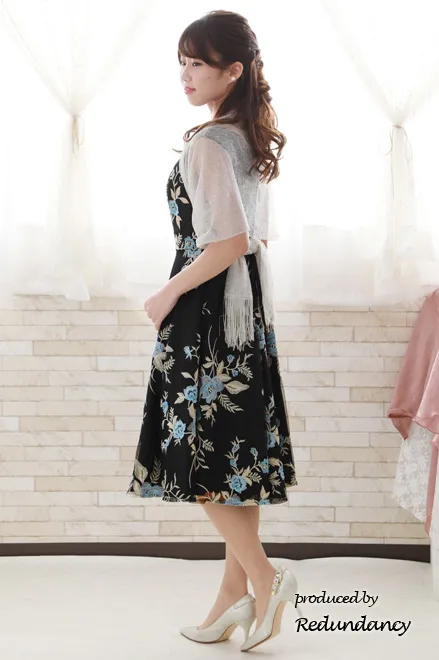 ブラックの花柄刺繍チュールドレス