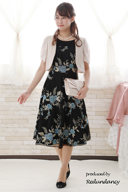 ブラックの花柄刺繍チュールドレス