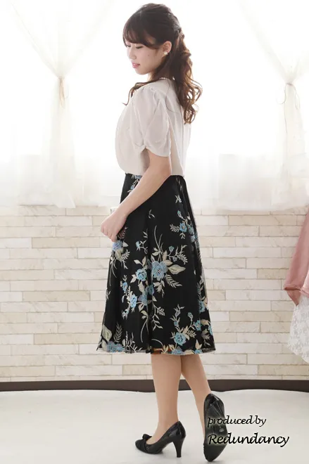 ブラックの花柄刺繍チュールドレス