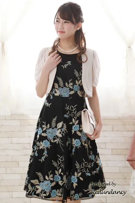 ブラックの花柄刺繍チュールドレス